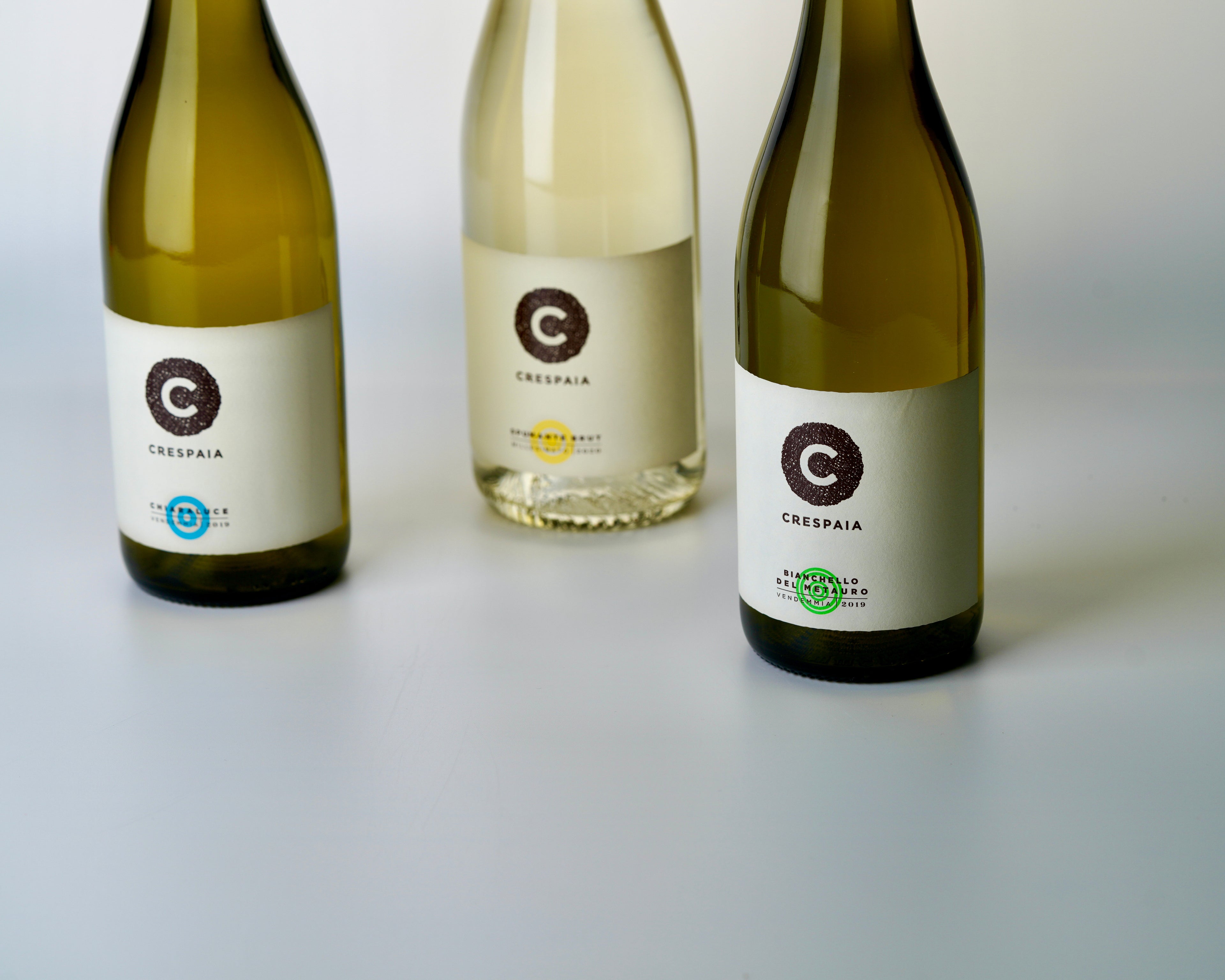 Crespaia e i suoi vini biologici: in foto sono mostrate le 3 etichette di vino bianco biologico di Crespaia. Vediamo il Bianchello del Metauro DOC tradizionale, Chiaraluce (Bianchello del Metauro DOC Superiore) e infine Spumante Brut, la bollicina.