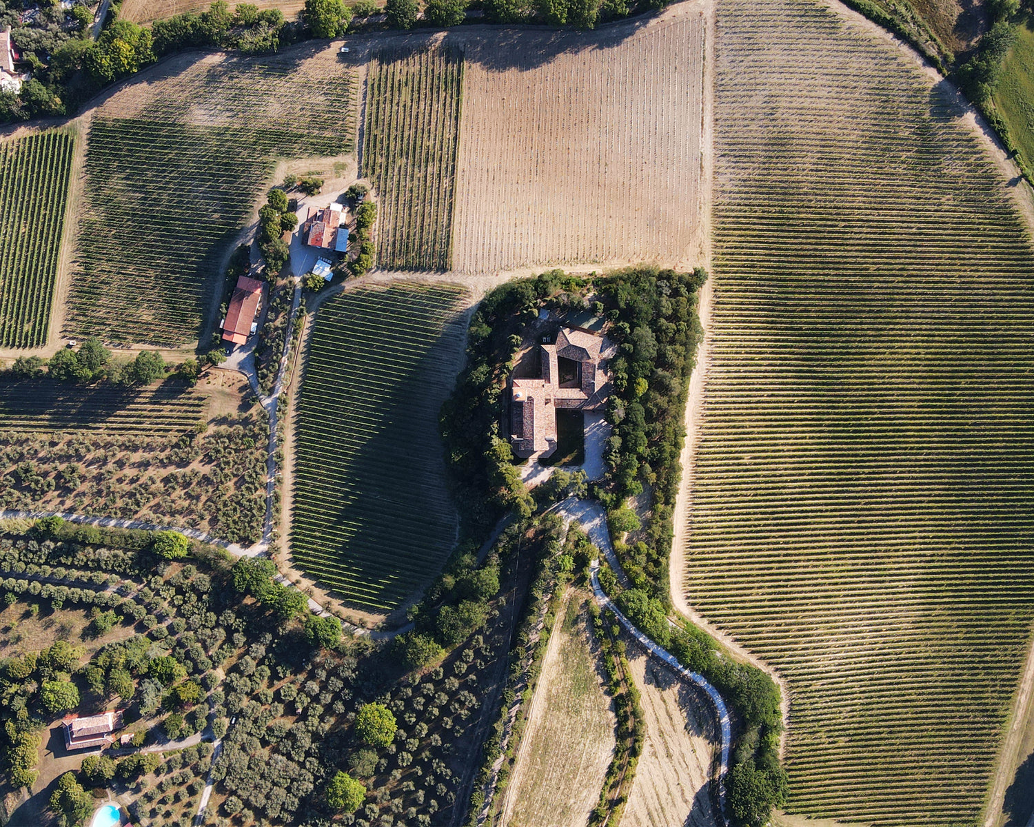 Crespaia e Prelato: vista area della tenuta, immersa nella natura con al centro l'antica chiesa del Prelato, il signore che custodiva anticamente i terreni